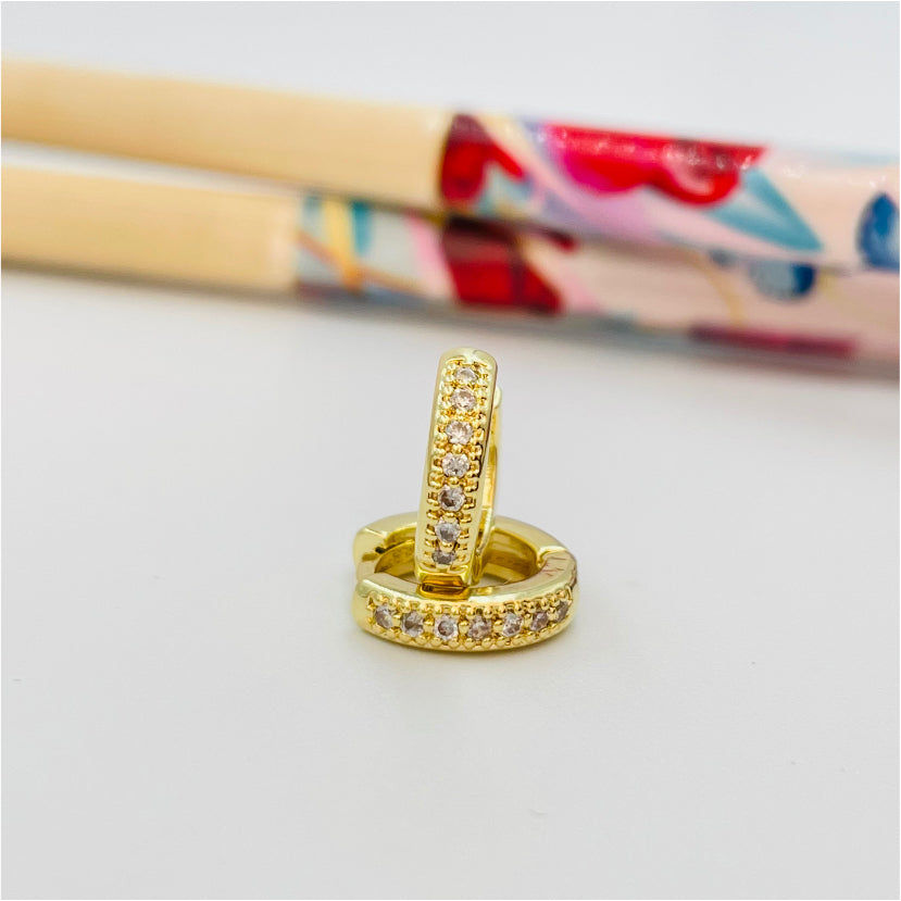 XO205 Aro Argolla a Presión 10x3 mm con Circones Aro Baño Oro Aros Bañados en Oro y Plata hecho de Bronce Bañado en Oro 18K Joyas Bañadas en Oro