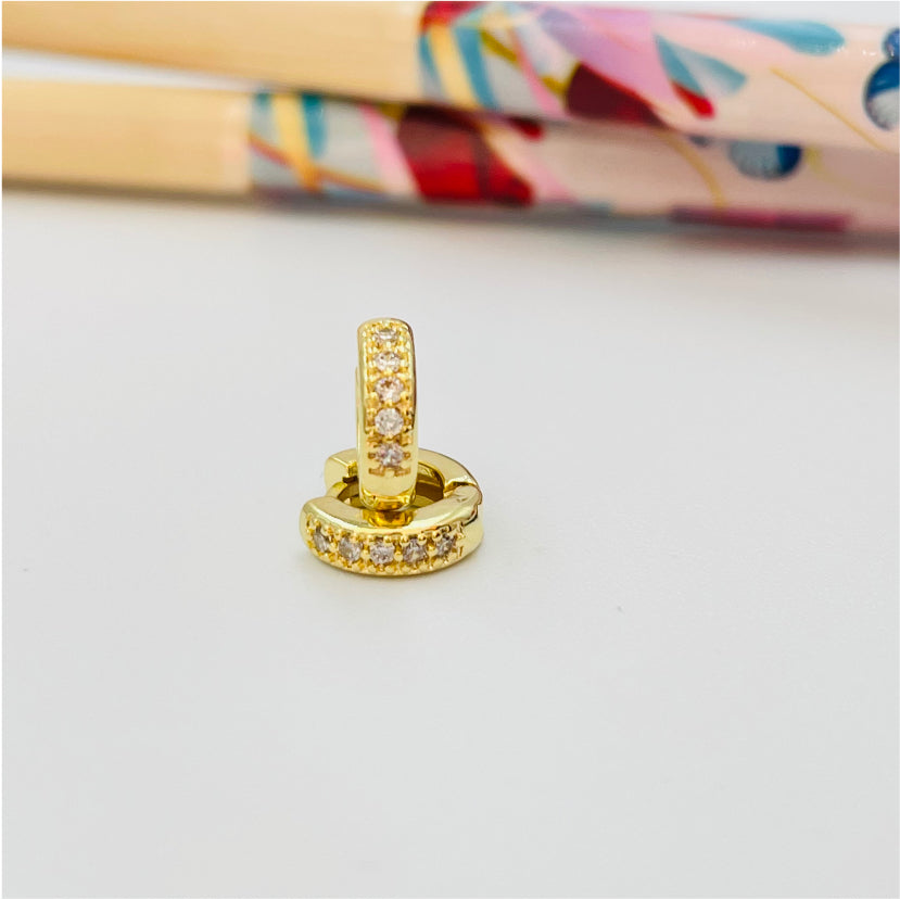 XO206 Aro Argolla a Presión 8x3 mm con Circones Aro Baño Oro Aros Bañados en Oro y Plata hecho de Bronce Bañado en Oro 18K Joyas Bañadas en Oro