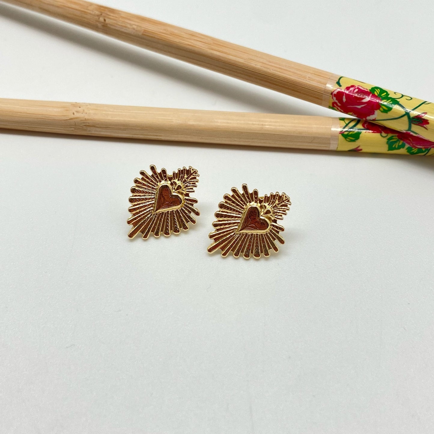 XO227 Aro Corazón Detente con Rayos 20x15 mm Aro Baño Oro Aros Bañados hecho de Bronce Bañado en Oro 18K Joyas Bañadas en Oro