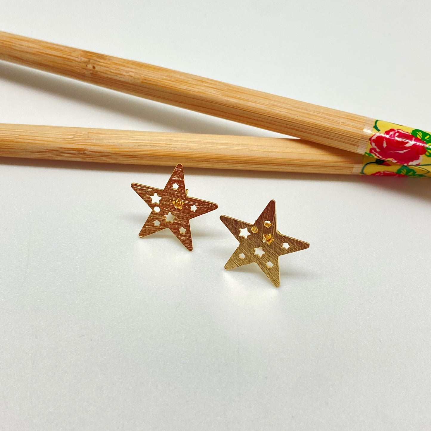 XO228 Aro Estrella y Mini Estrellas Caladas 18x18 mm Aro Baño Oro Aros Bañados hecho de Bronce Bañado en Oro 18K Joyas Bañadas en Oro