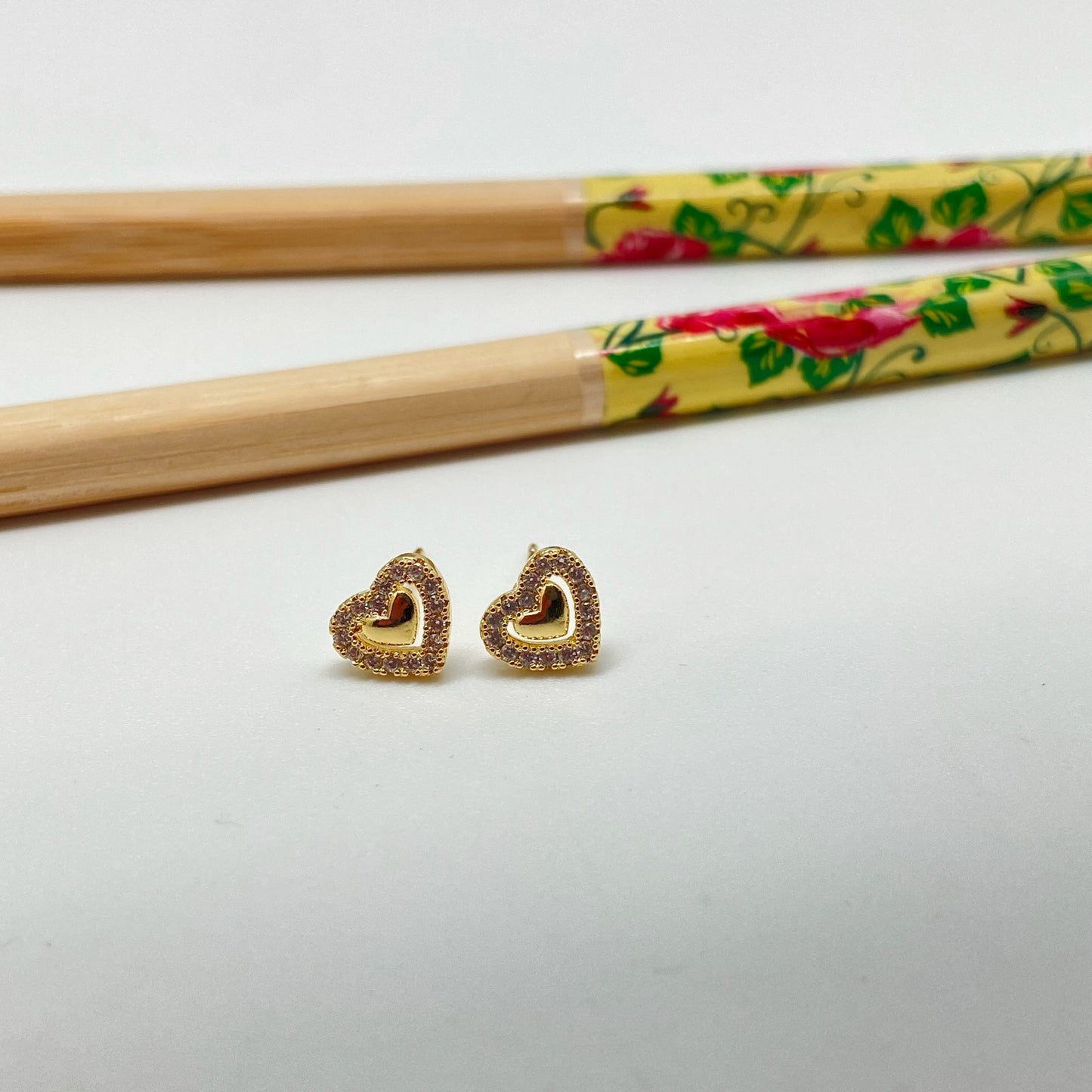 XO230 Aro Corazón con Borde con Circones 7 mm Aro Baño Oro Aros Bañados hecho de Bronce Bañado en Oro 18K Joyas Bañadas en Oro