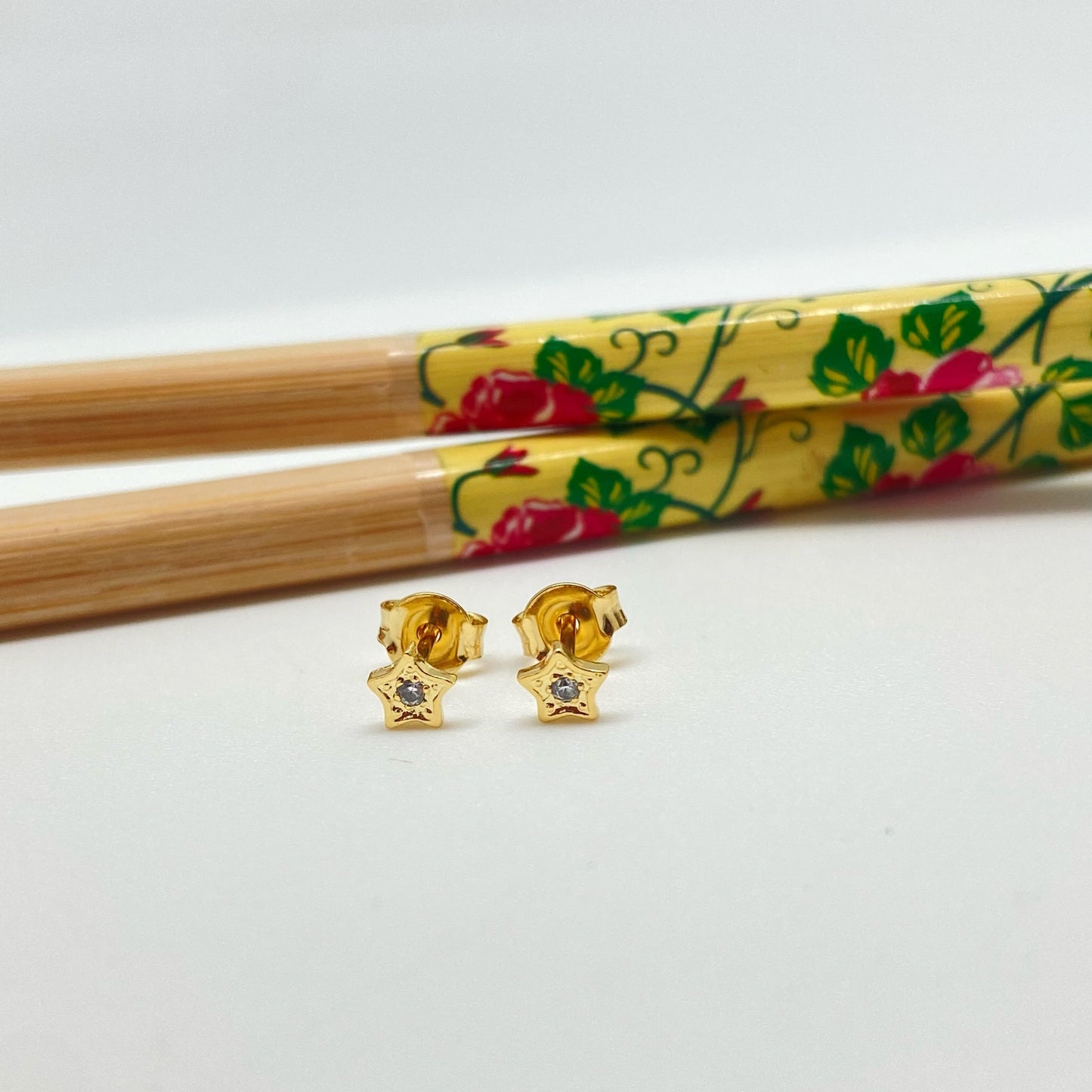 XO231 Aro Mini Estrella con 1 circón en el centro 4 mm Aro Baño Oro Aros Bañados hecho de Bronce Bañado en Oro 18K Joyas Bañadas en Oro