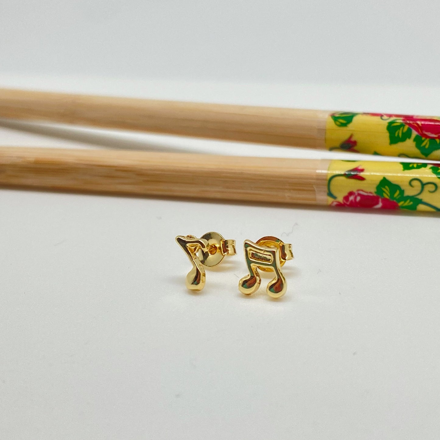 XO233 Aro Mini Notas Musicales 5 mm Aro Baño Oro Aros Bañados hecho de Bronce Bañado en Oro 18K Joyas Bañadas en Oro