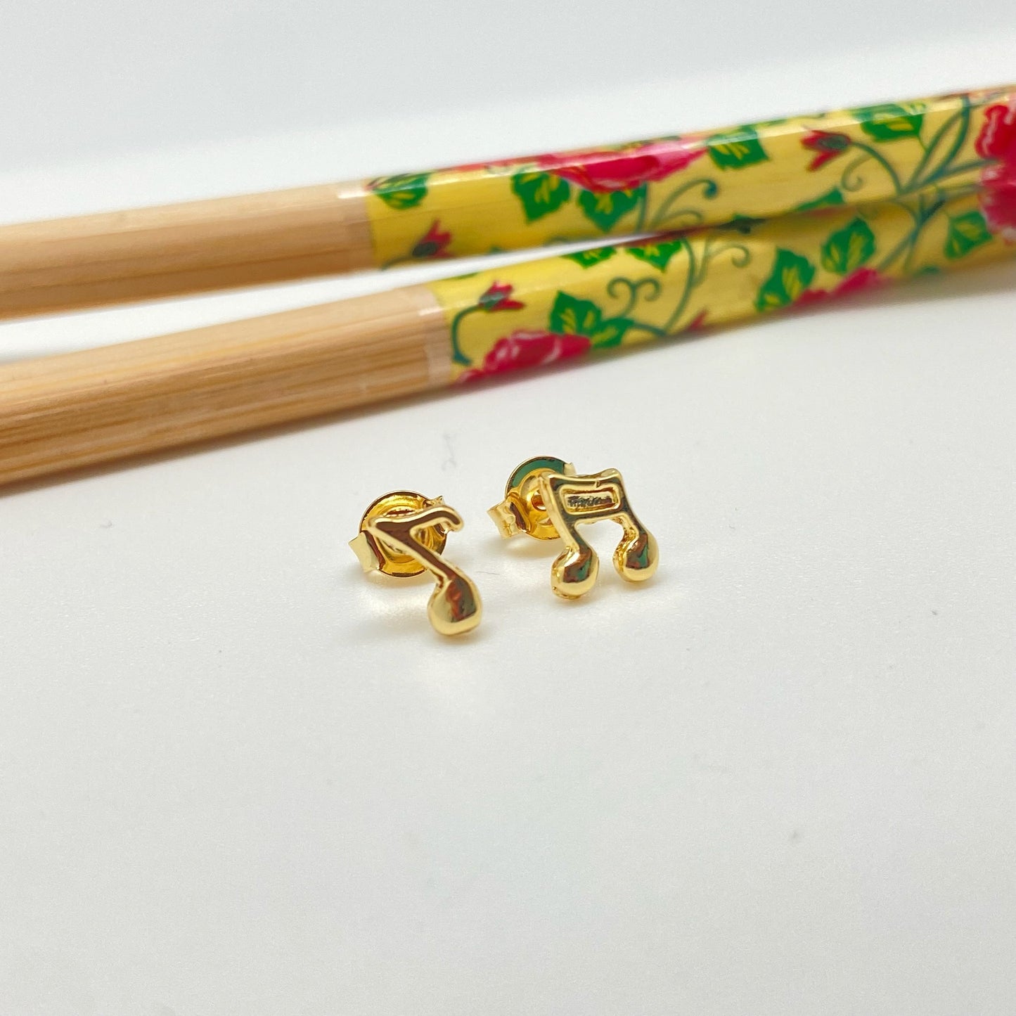 XO233 Aro Mini Notas Musicales 5 mm Aro Baño Oro Aros Bañados hecho de Bronce Bañado en Oro 18K Joyas Bañadas en Oro