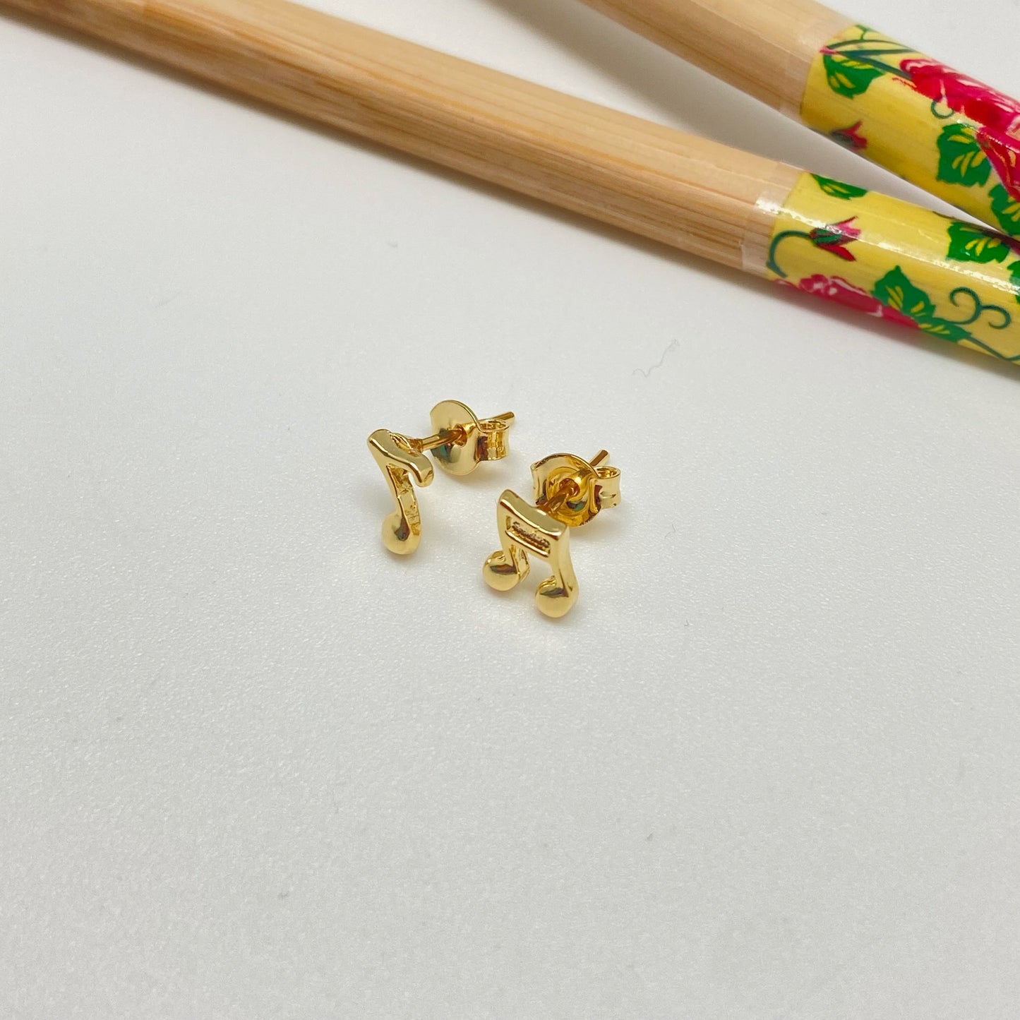 XO233 Aro Mini Notas Musicales 5 mm Aro Baño Oro Aros Bañados hecho de Bronce Bañado en Oro 18K Joyas Bañadas en Oro