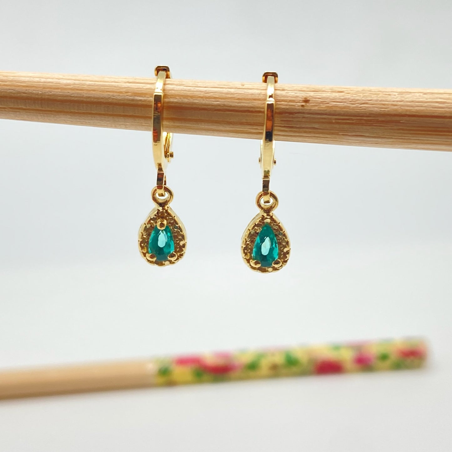 XO235 Aro Argollita con Gota Circón Verde Turmalina Borde craquelado Argolla 12 mm Gota 8x6 mm Aro Baño Plata Aros Bañados hecho de Bronce Bañado en Oro 18K Joyas Bañadas en Oro