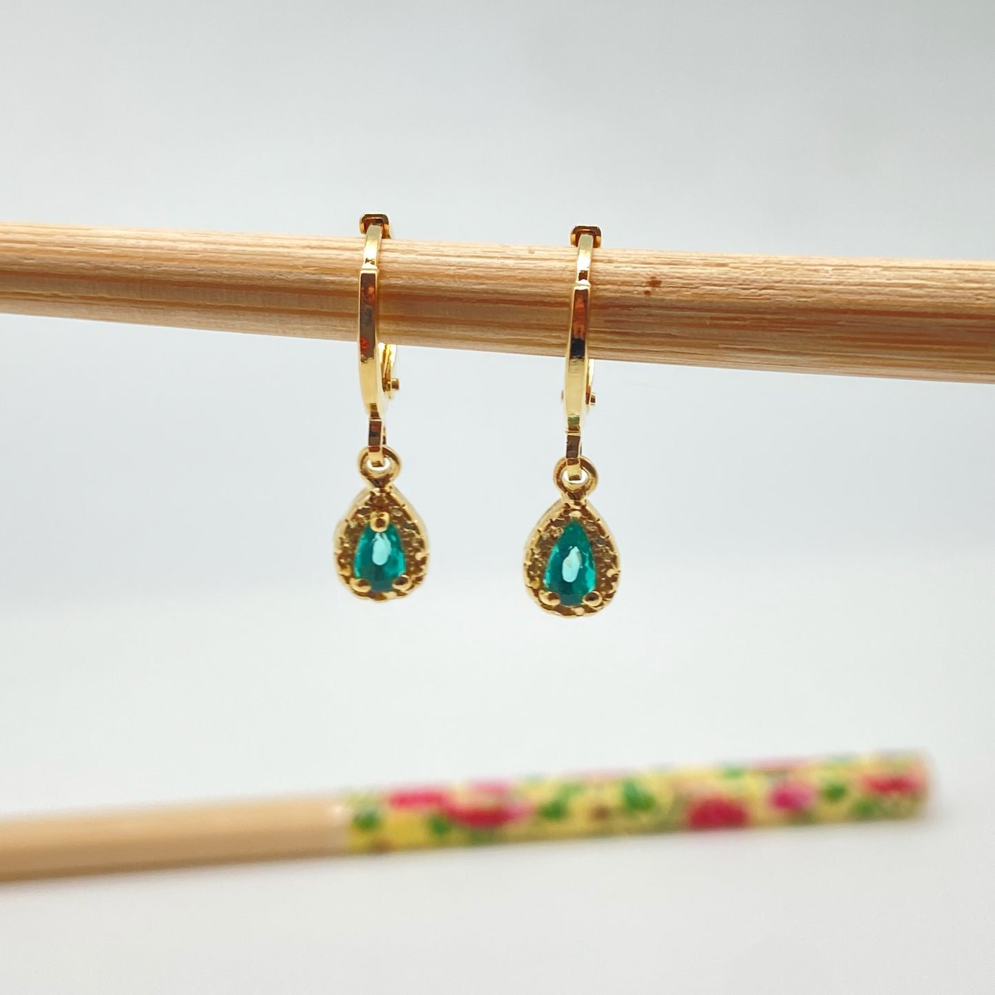 XO235 Aro Argollita con Gota Circón Verde Turmalina Borde craquelado Argolla 12 mm Gota 8x6 mm Aro Baño Plata Aros Bañados hecho de Bronce Bañado en Oro 18K Joyas Bañadas en Oro