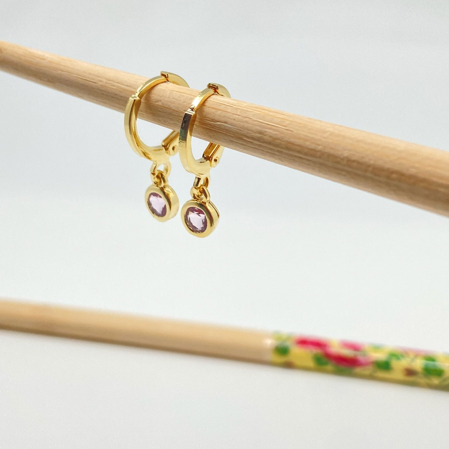 XO238 Aro Argollita con Punto de Luz Color Cuarzo Rosa Argolla 12 mm Colgante 4 mm Aro Baño Oro Aros Bañados hecho de Bronce Bañado en Oro 18K Joyas Bañadas en Oro