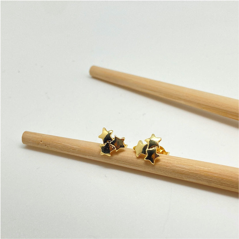 XO239 Aro 3 Estrellitas 9x9 mm Aro Baño Oro Aros Bañados hecho de Bronce Bañado en Oro 18K Joyas Bañadas en Oro