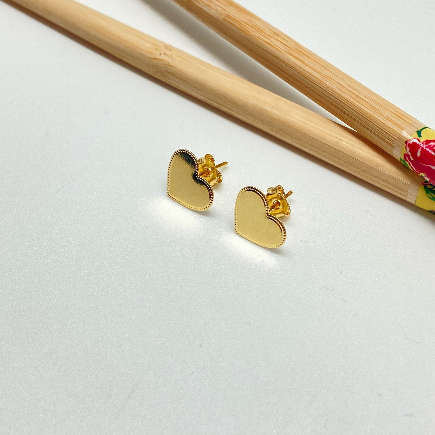 XO241 Aro Corazón Borde con Puntitos 11x12 mm Aro Baño Oro Aros Bañados hecho de Bronce Bañado en Oro 18K Joyas Bañadas en Oro
