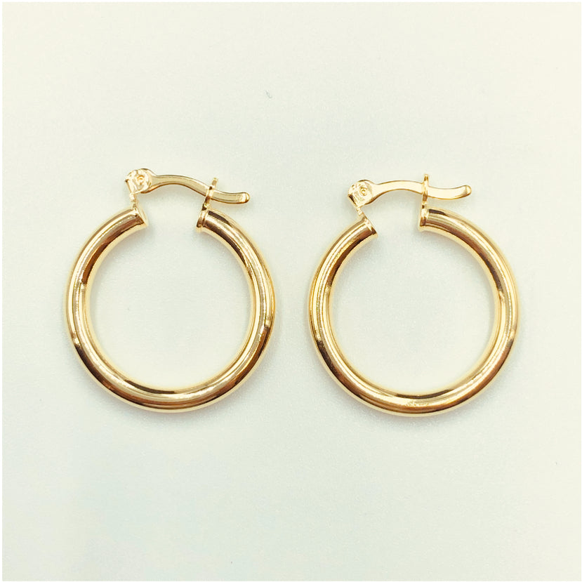 XO243 Aro Argolla Tubo con Gancho Mediana 26x3mm Aro Baño Oro Aros Bañados hecho de Bronce Bañado en Oro 18K Joyas Bañadas en Oro