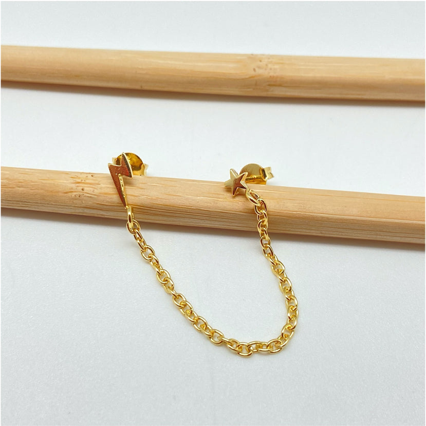 XO261 Aro Doble Mini Rayo 9x3 mm y Mini Estrella 6 mm unidos por cadena de 7 mm largo Aro Baño Oro Aros Bañados hecho de Bronce Bañado en Oro 18K Joyas Bañadas en Oro