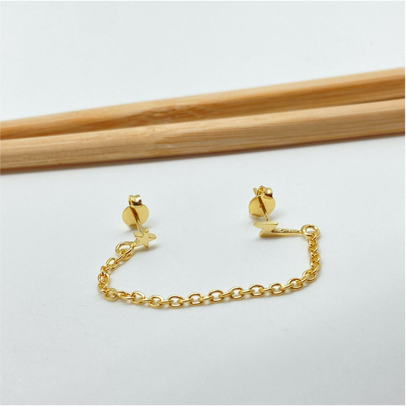 XO261 Aro Doble Mini Rayo 9x3 mm y Mini Estrella 6 mm unidos por cadena de 7 mm largo Aro Baño Oro Aros Bañados hecho de Bronce Bañado en Oro 18K Joyas Bañadas en Oro