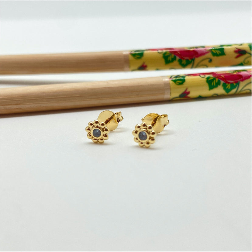 XO264 Aro Punto de Luz borde con mini Bolitas Circón Aguamarina Diá. 5 mm Aro Baño Oro Aros Bañados hecho de Bronce Bañado en Oro 18K Joyas Bañadas en Oro