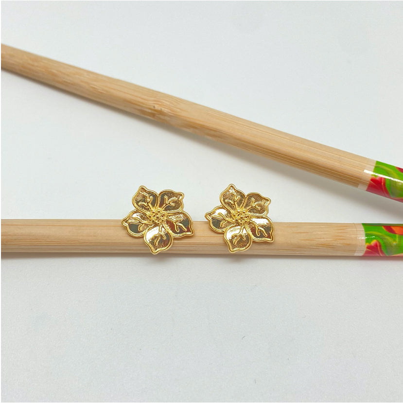 XO270 Aro Flor 5 Pétalos con borde 16 mm Aro Baño Oro Aros Bañados hecho de Bronce Bañado en Oro 18K Joyas Bañadas en Oro
