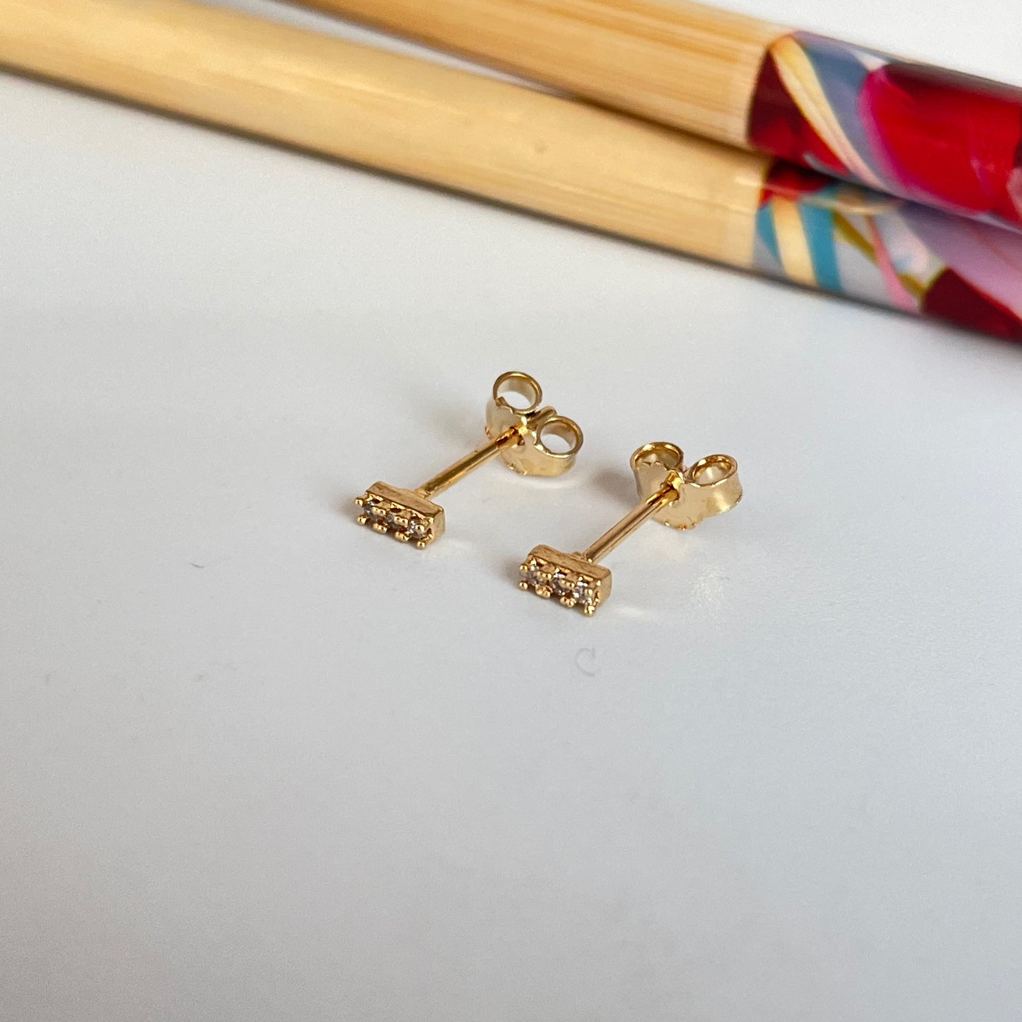 XO307 Aro barrita con 3 circones 4 x 1.8 mm espesor 2 mm Aro Baño Oro Aros Bañados hecho de Bronce Bañado en Oro 18K Joyas Bañadas en Oro