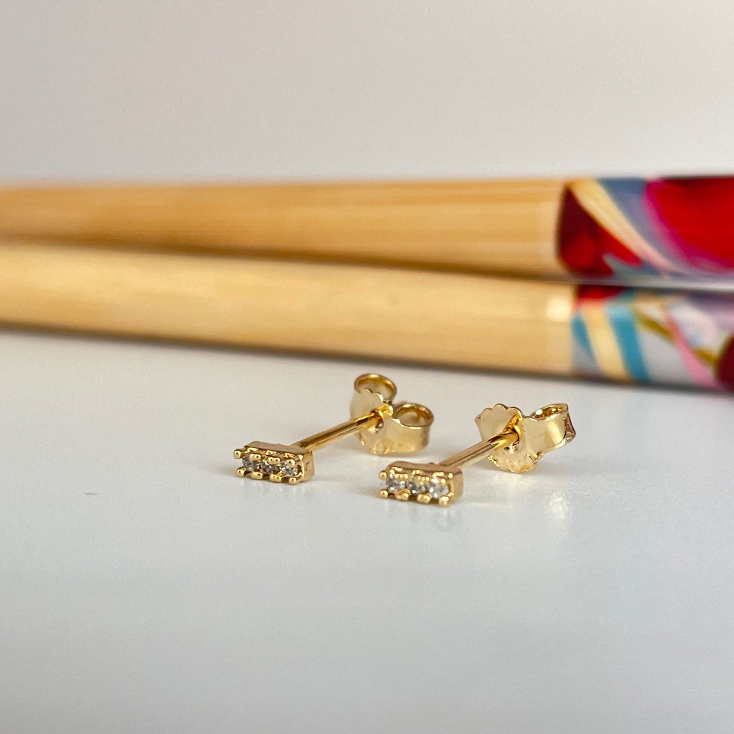 XO307 Aro barrita con 3 circones 4 x 1.8 mm espesor 2 mm Aro Baño Oro Aros Bañados hecho de Bronce Bañado en Oro 18K Joyas Bañadas en Oro