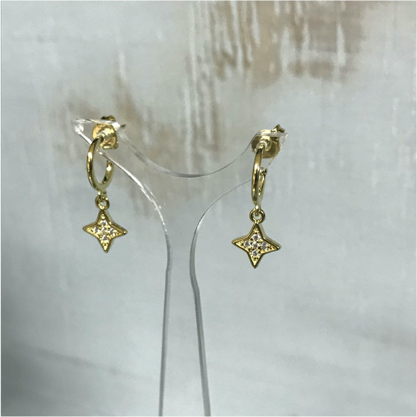 XO51 Argollita Estrella 4 Puntas Circón Aro Baño Oro Aros Bañados en Oro y Plata hecho de Bronce Bañado en Oro 18K