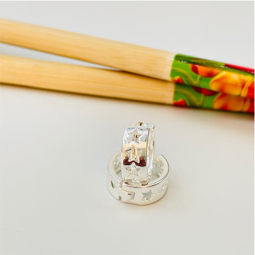 XP116 Aro Argolla Estrellas Caladas 12 mm ancho 5 mm Aro Baño Plata Aros Bañados en Oro y Plata hecho de Bronce Bañado en Plata 50 ml Joyas Bañadas en Plata