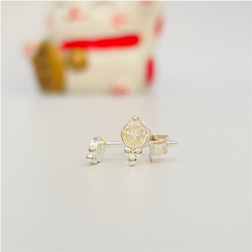 XP188 Aro Punto de Luz largo con 3 bolitas inferior 8x4 mm Aro Baño Plata Aros Bañados en Oro y Plata hecho de Bronce Bañado en Plata 50 ml