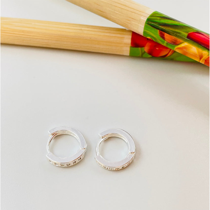 XP193 Aro Argolla a presión con circones 10x2 mm Aro Baño Plata Aros Bañados en Oro y Plata hecho de Bronce Bañado en Plata 50 ml Joyas Bañadas en Plata