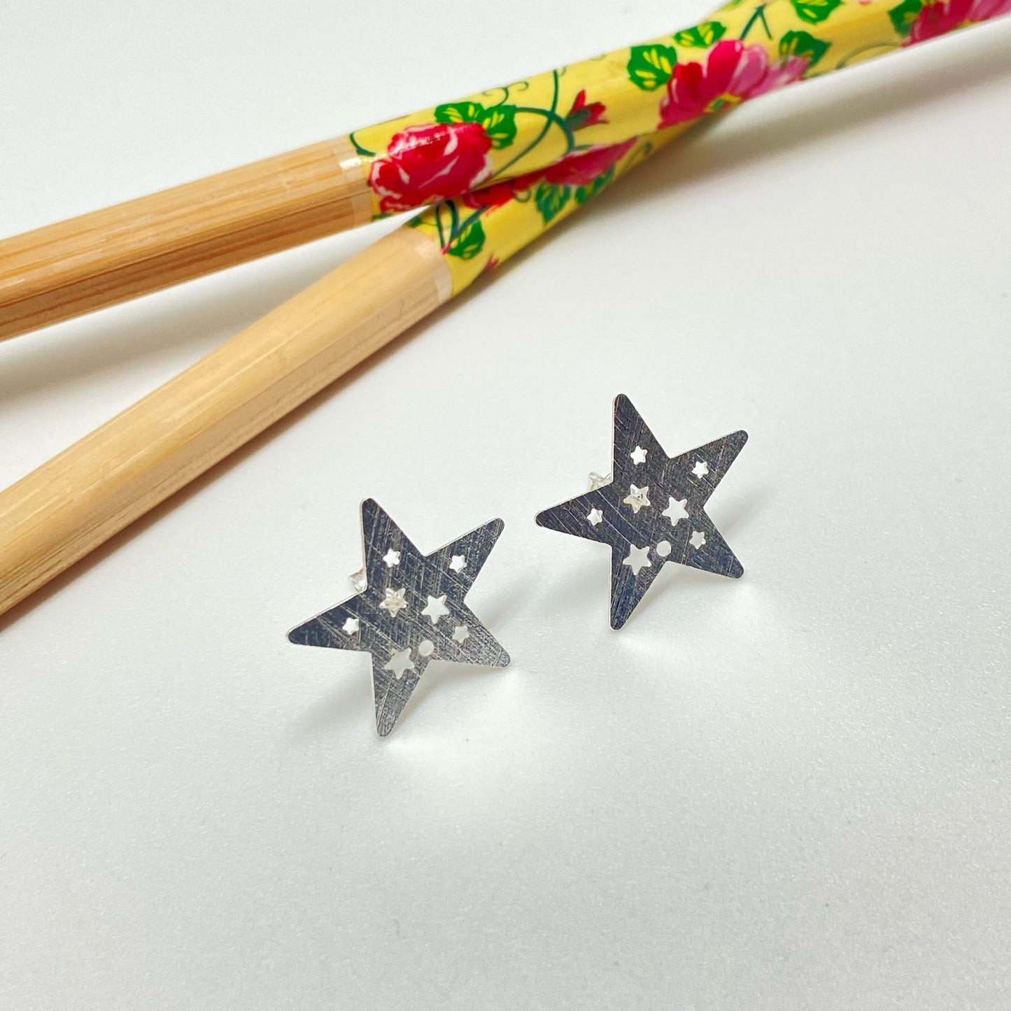 XP228 Aro Estrella y Mini Estrellas Caladas 18x18 mm Aro Baño Plata Aros Bañados hecho de Bronce Bañado en Plata 50 ml Joyas Bañadas en Plata