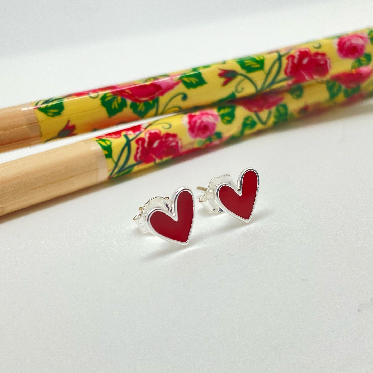 XP232 Aro Mini Corazón con resina color rojo 7 mm Aro Baño Plata Aros Bañados hecho de Bronce Bañado en Plata 50 ml Joyas Bañadas en Plata