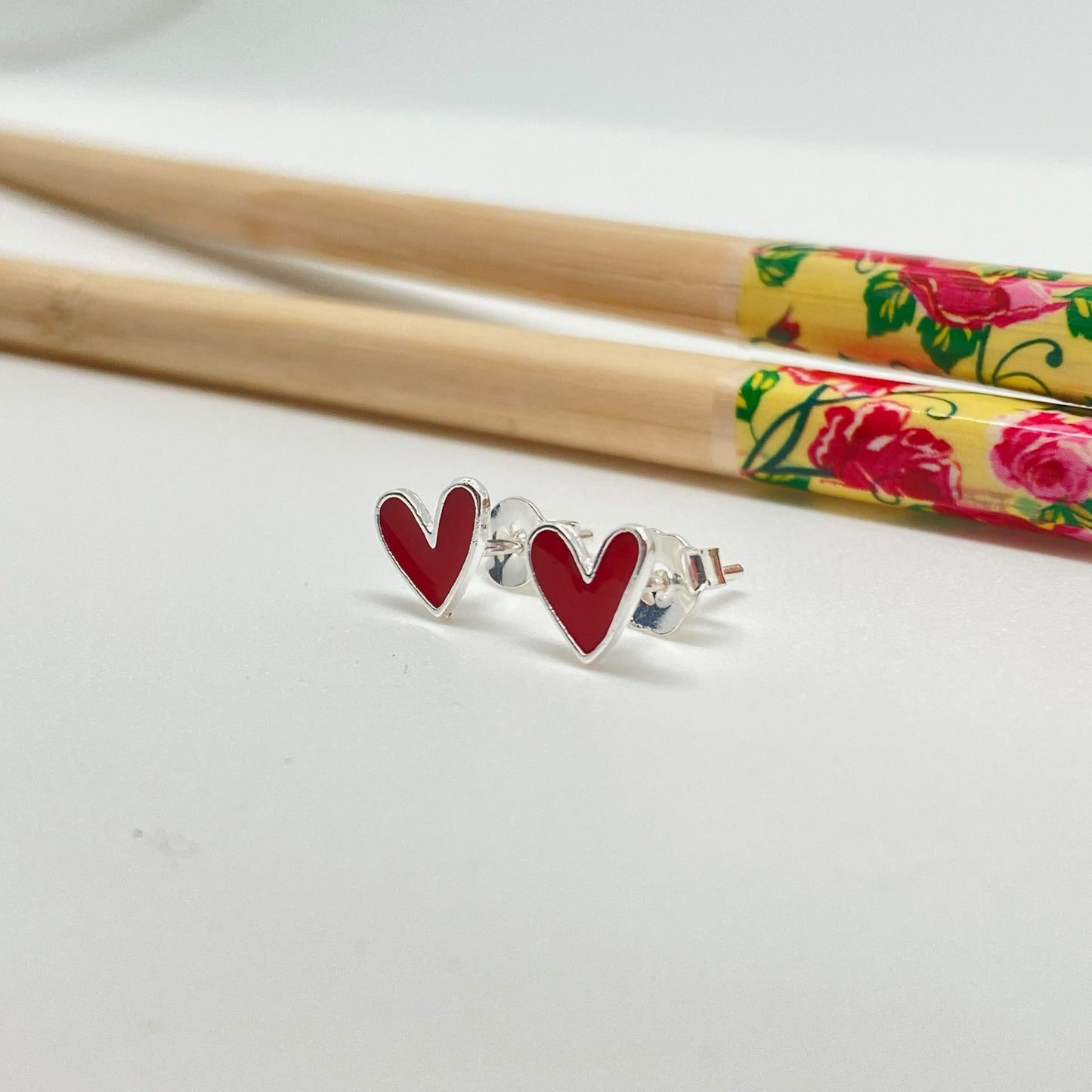 XP232 Aro Mini Corazón con resina color rojo 7 mm Aro Baño Plata Aros Bañados hecho de Bronce Bañado en Plata 50 ml Joyas Bañadas en Plata