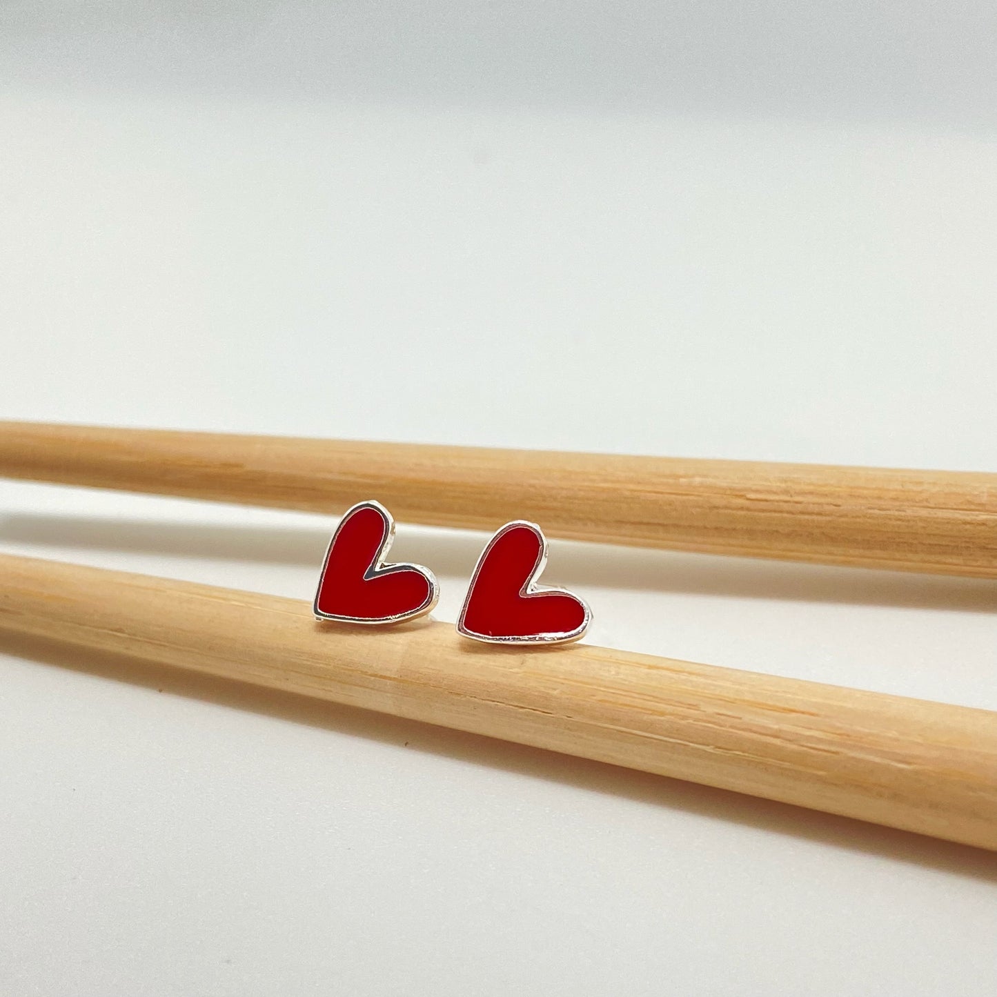 XP232 Aro Mini Corazón con resina color rojo 7 mm Aro Baño Plata Aros Bañados hecho de Bronce Bañado en Plata 50 ml Joyas Bañadas en Plata