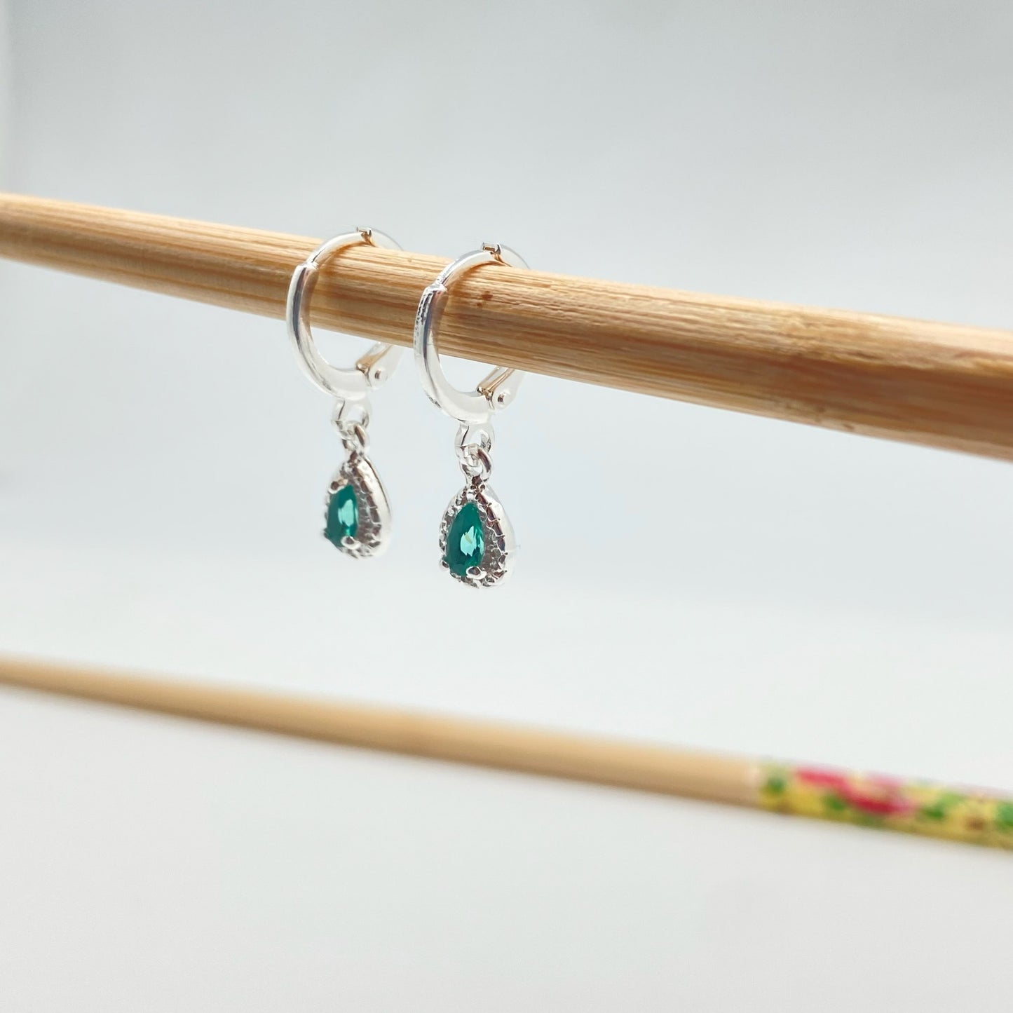 XP235 Aro Argollita con Gota Circón Verde Turmalina Borde craquelado Argolla 12 mm Gota 8x6 mm Aro Baño Plata Aros Bañados hecho de Bronce Bañado en Plata 50 ml Joyas Bañadas en Plata