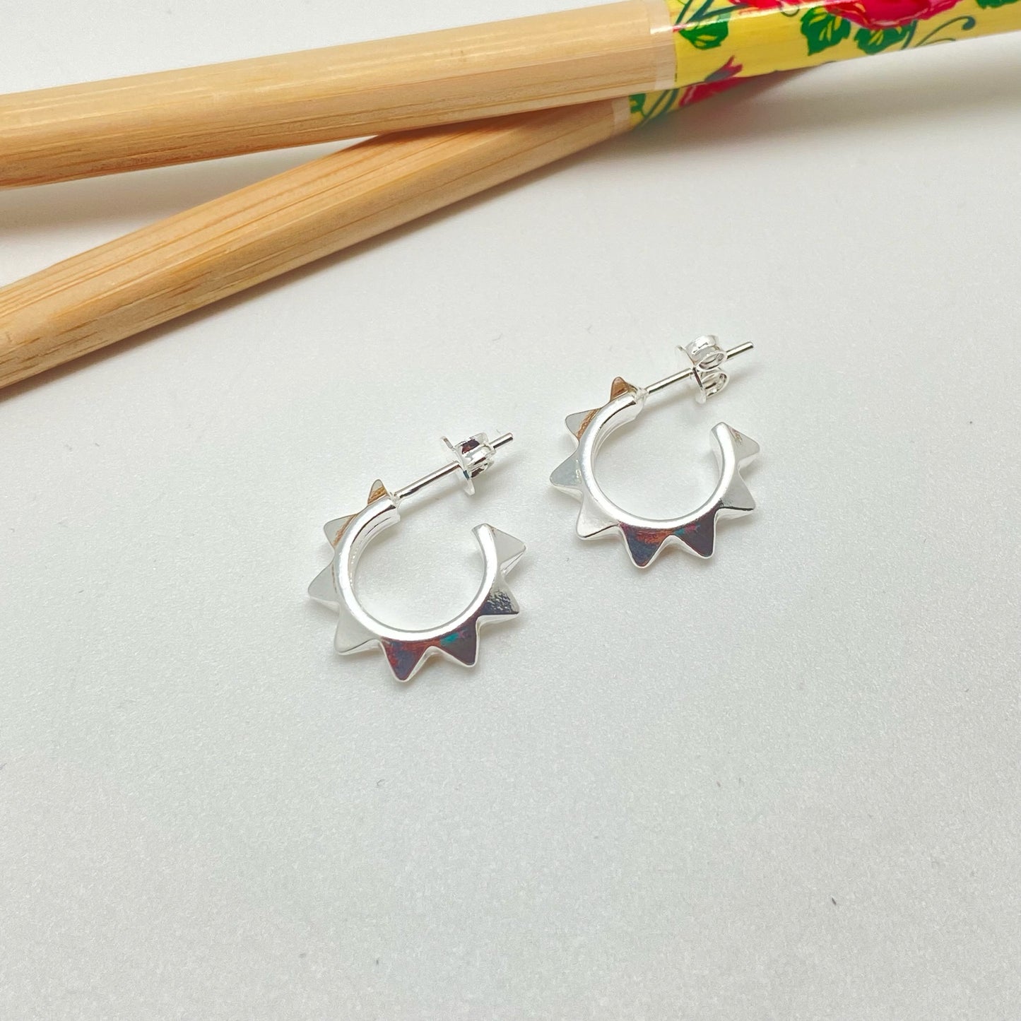 XP240 Aro Argolla Mate Tipo Spike Argolla 13 mm más Puntas Total 18 mm Aro Baño Plata Aros Bañados hecho de Bronce Bañado en Plata 50 ml Joyas Bañadas en Plata