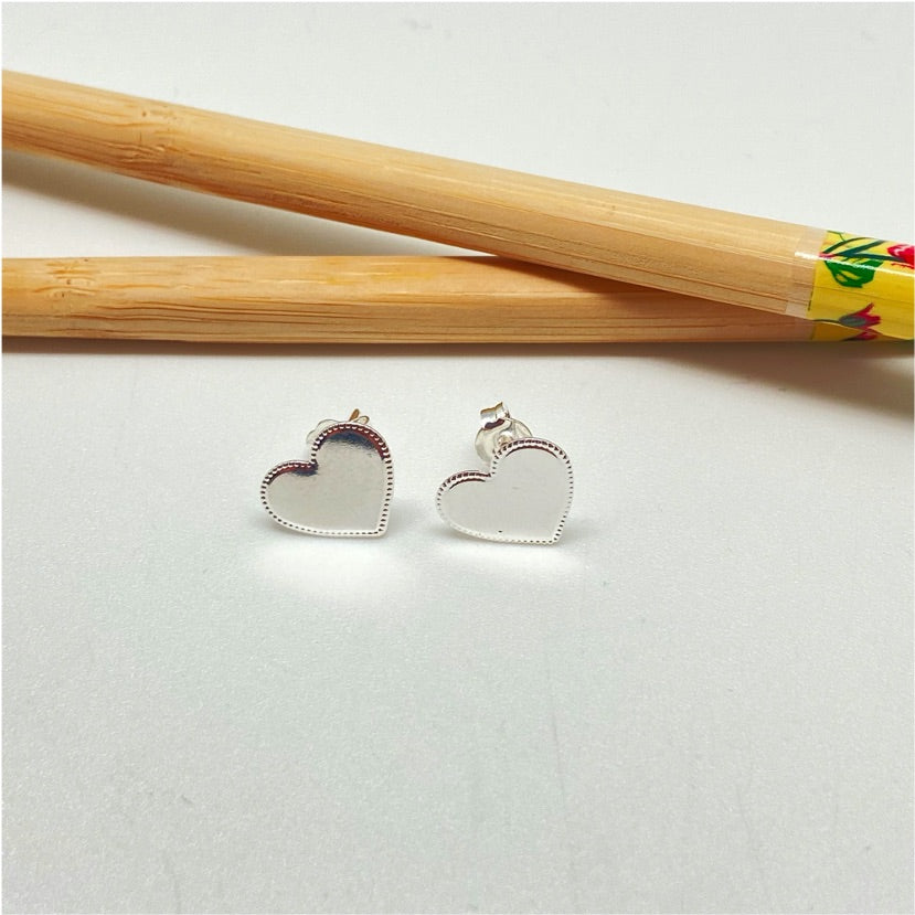 XP241 Aro Corazón Borde con Puntitos 11x12 mm Aro Baño Plata Aros Bañados hecho de Bronce Bañado en Plata 50 ml Joyas Bañadas en Plata