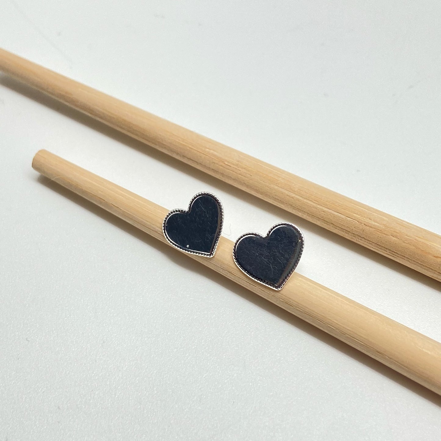 XP241 Aro Corazón Borde con Puntitos 11x12 mm Aro Baño Plata Aros Bañados hecho de Bronce Bañado en Plata 50 ml Joyas Bañadas en Plata