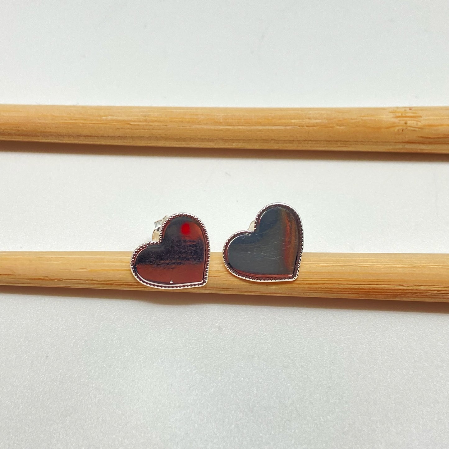 XP241 Aro Corazón Borde con Puntitos 11x12 mm Aro Baño Plata Aros Bañados hecho de Bronce Bañado en Plata 50 ml Joyas Bañadas en Plata