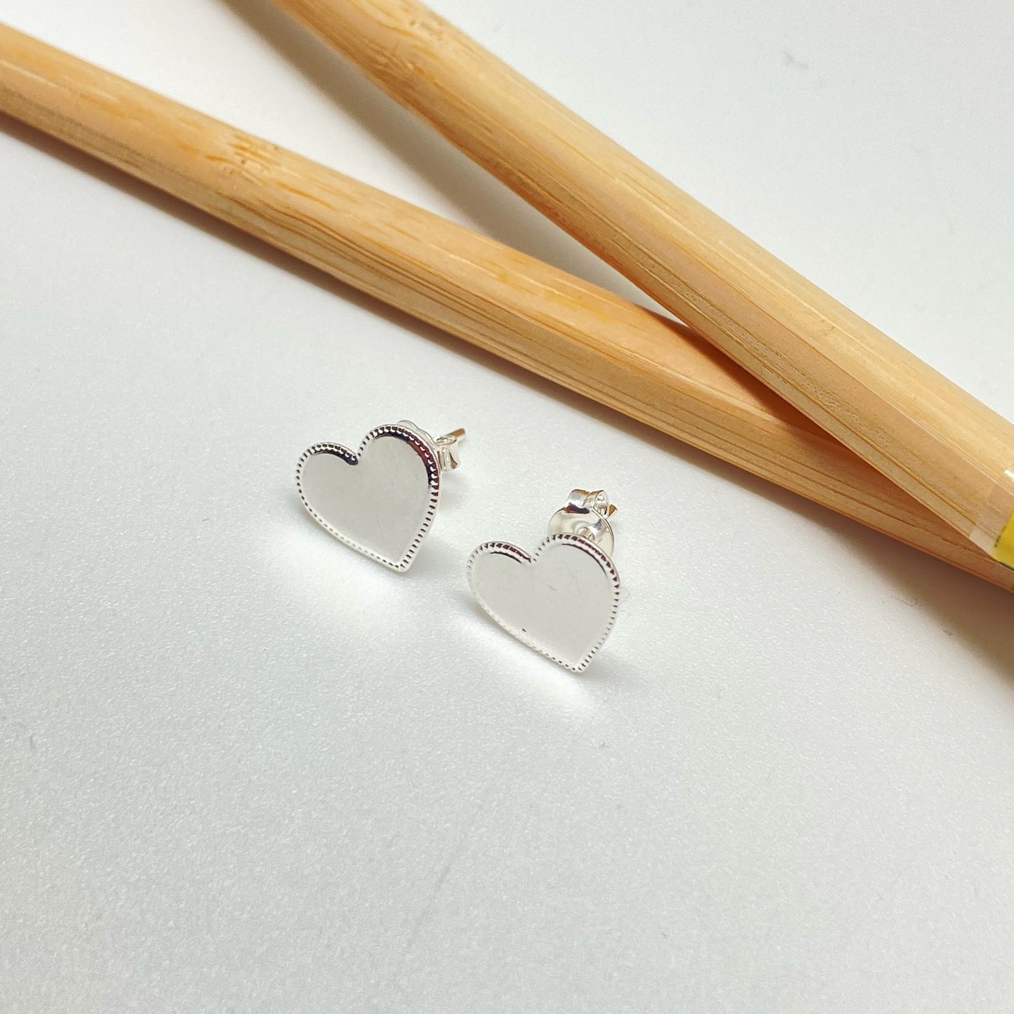 XP241 Aro Corazón Borde con Puntitos 11x12 mm Aro Baño Plata Aros Bañados hecho de Bronce Bañado en Plata 50 ml Joyas Bañadas en Plata