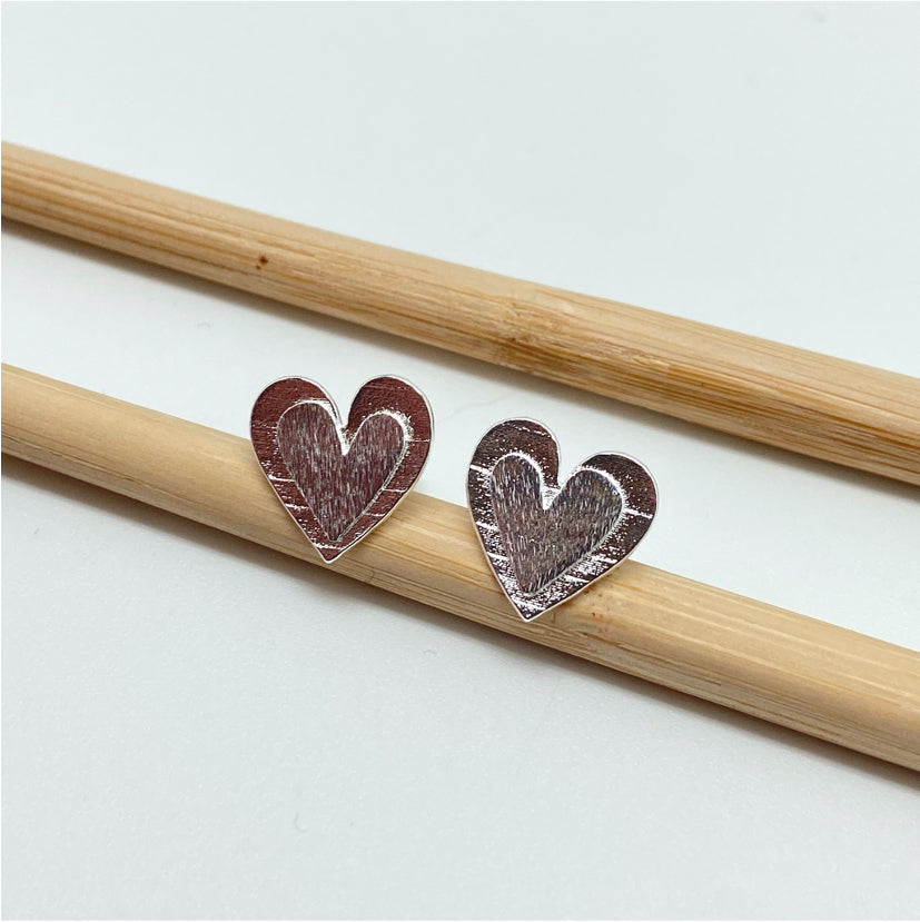 XP251 Aro Corazón con corazón en relieve lijado 13x13 mm Aro Baño Plata Aros Bañados hecho de Bronce Bañado en Plata 50 ml Joyas Bañadas en Plata
