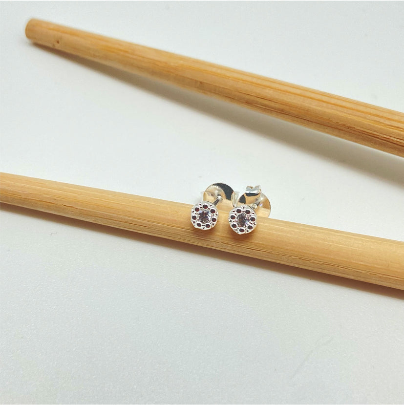 XP257 Aro Punto de Luz Mini Flor Circón Cristal Diá. 4 mm Espesor 2 mm Aro Baño Plata Aros Bañados hecho de Bronce Bañado en Plata 50 ml Joyas Bañadas en Plata