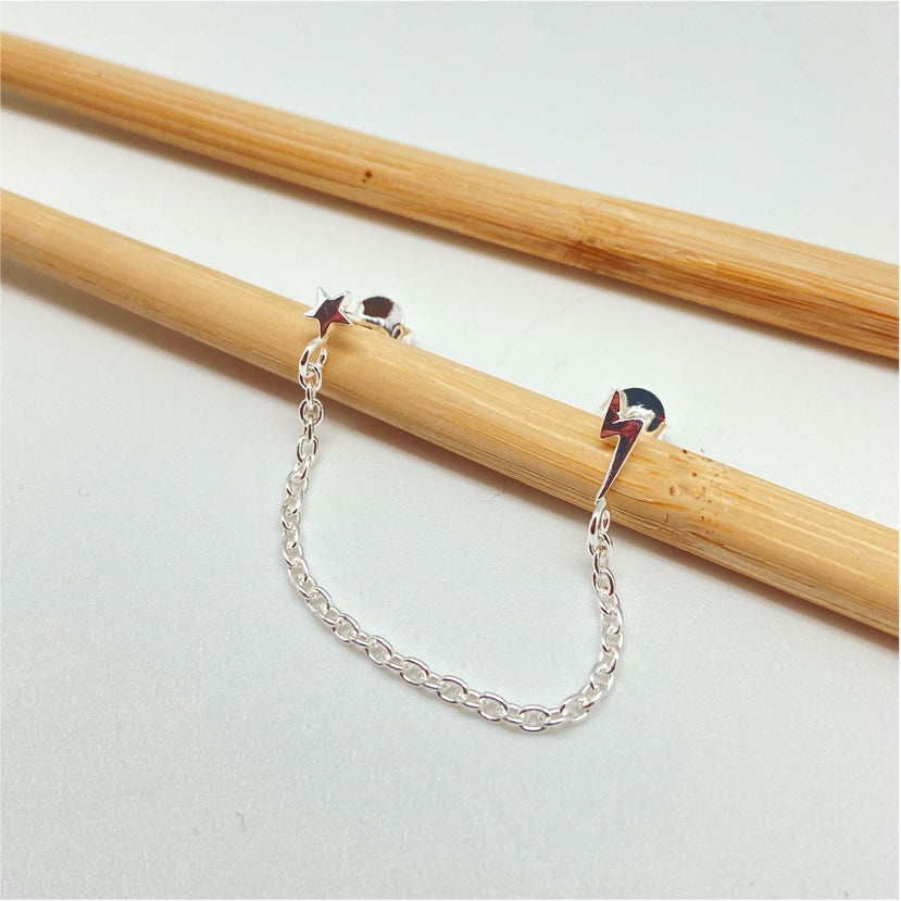 XP261 Aro Doble Mini Rayo 9x3 mm y Mini Estrella 6 mm unidos por cadena de 7 mm largo Aro Baño Plata Aros Bañados hecho de Bronce Bañado en Plata 50 ml Joyas Bañadas en Plata