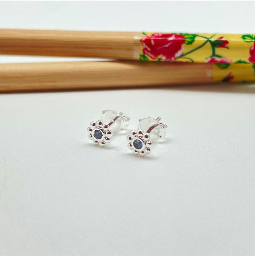 XP264 Aro Punto de Luz borde con mini Bolitas Circón Aguamarina Diá. 5 mm Aro Baño Plata Aros Bañados hecho de Bronce Bañado en Plata 50 ml Joyas Bañadas en Plata