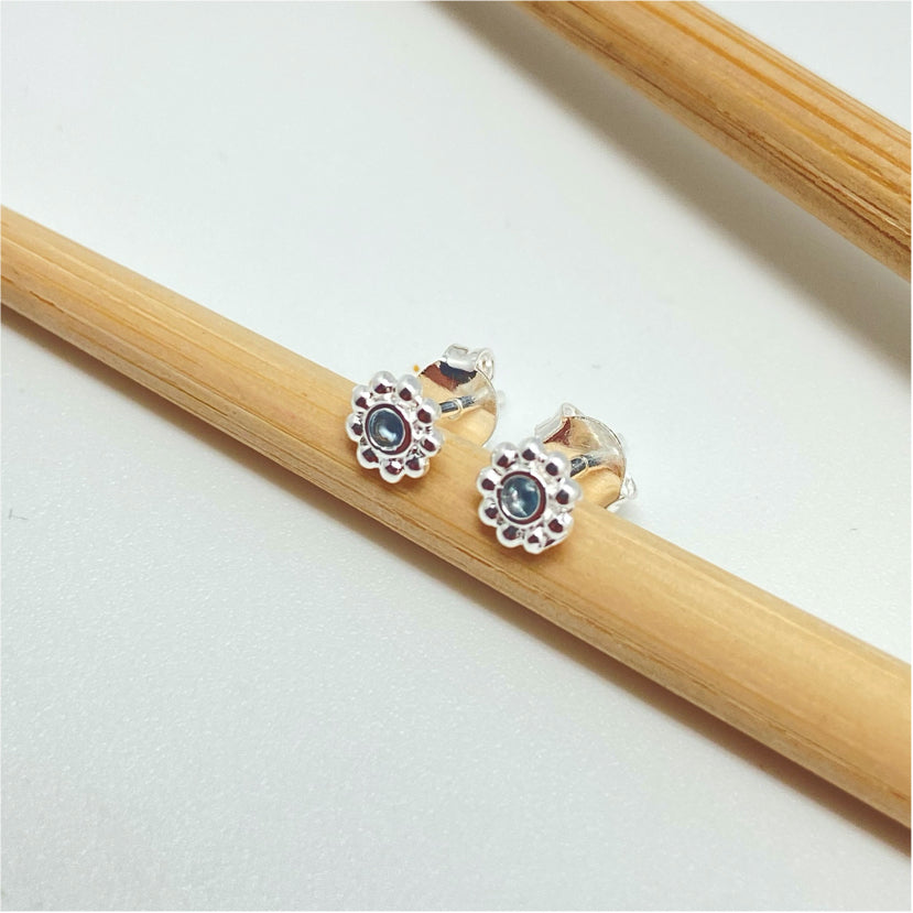 XP264 Aro Punto de Luz borde con mini Bolitas Circón Aguamarina Diá. 5 mm Aro Baño Plata Aros Bañados hecho de Bronce Bañado en Plata 50 ml Joyas Bañadas en Plata