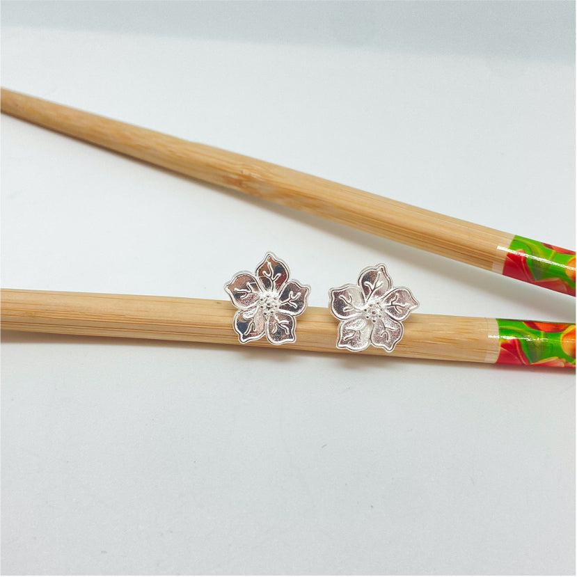 XP270 Aro Flor 5 Pétalos con borde 16 mm Aro Baño Plata Aros Bañados hecho de Bronce Bañado en Plata 50 ml Joyas Bañadas en Plata