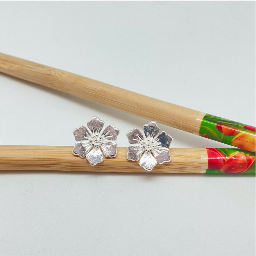 XP271 Aro Flor 5 pétalos 15 mm Aro Baño Plata Aros Bañados hecho de Bronce Bañado en Plata 50 ml Joyas Bañadas en Plata