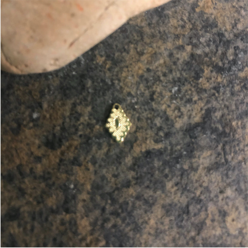 FO272 10 mm Punta de Flecha mini Figura Baño Oro Figuras Bañadas en Oro y Plata hecho de Bronce Bañado en Oro 18K