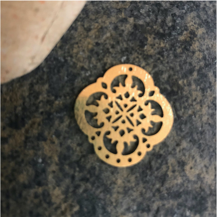 FO393 Mándala Santiago 25 mm (7 perforaciones) Figura Baño Oro Figuras Bañadas en Oro y Plata hecho de Bronce Bañado en Oro 18K