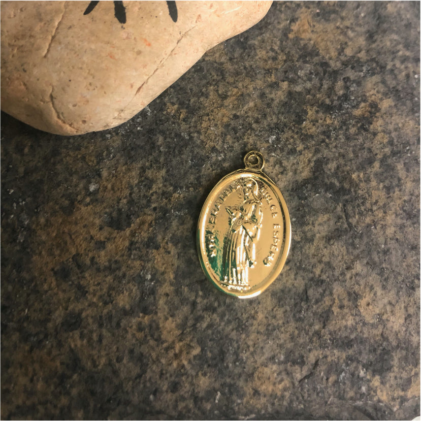 FO414 Colgante Virgen Dulce Espera con argollita Figura Baño Oro Figuras Bañadas en Oro y Plata hecho de Bronce Bañado en Oro 18K