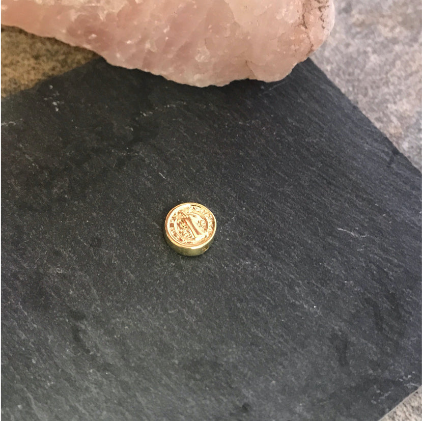 FO466 San Benito Pasador Figura Baño Oro Figuras Bañadas en Oro y Plata hecho de Bronce Bañado en Oro 18K