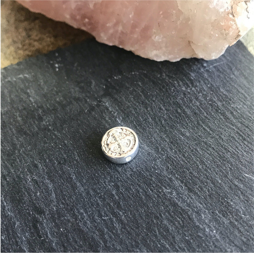 FP466 San Benito Pasador Figura Baño Plata Figuras Bañadas en Oro y Plata hecho de Bronce Bañado en Plata 50 ml