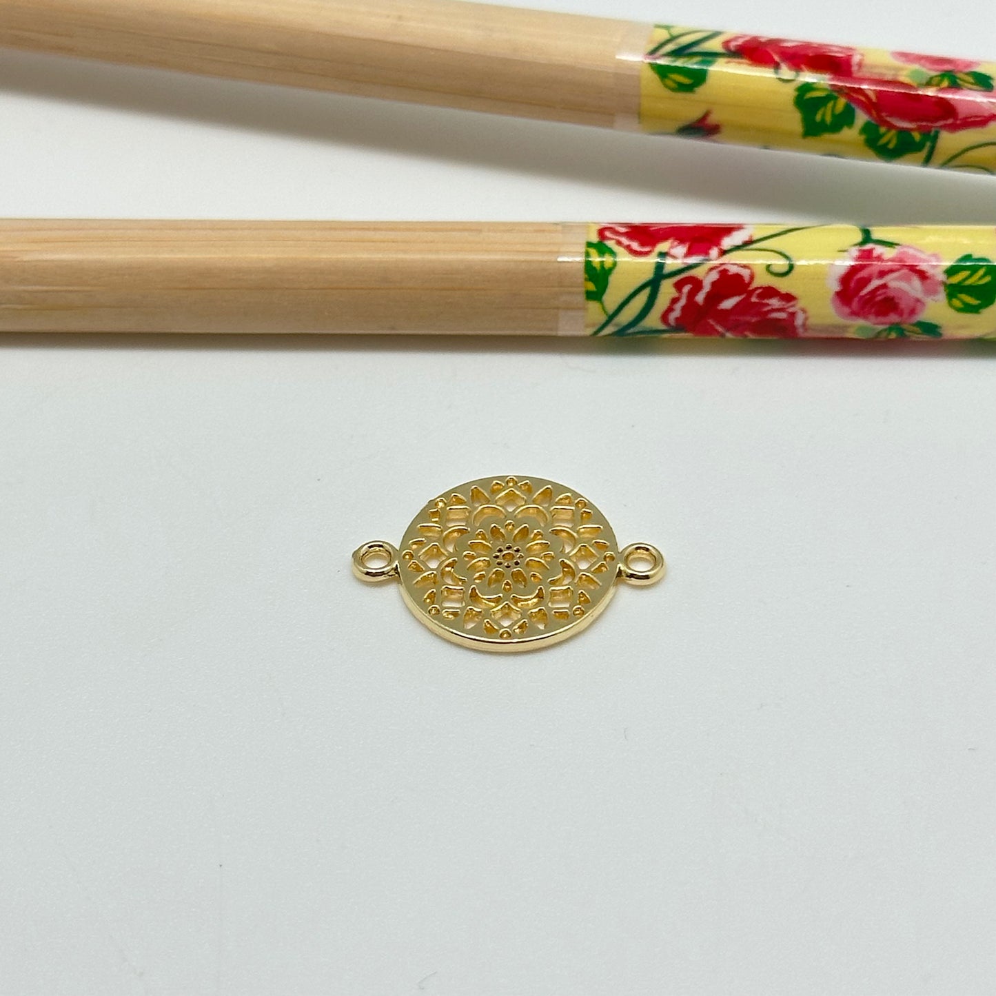 FO1026 Conector Calado flor central 14 mm mas 2 argollitas de 3 mm Figura Baño Oro