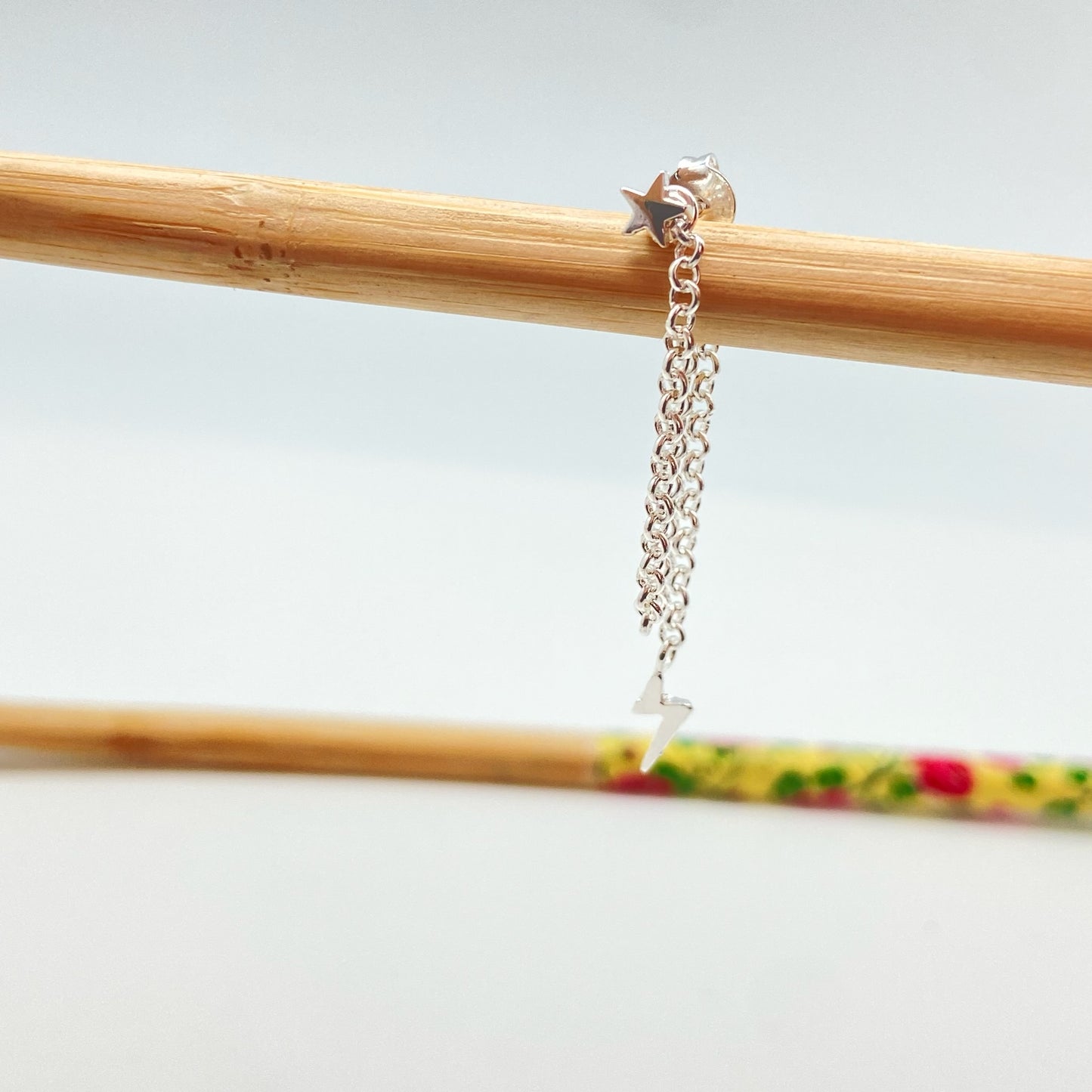 XP306 Aro base mini estrella 4 mm y mini rayo 10x4 mm colgado en cadena de 2.5 cm largo Aro Baño Plata
