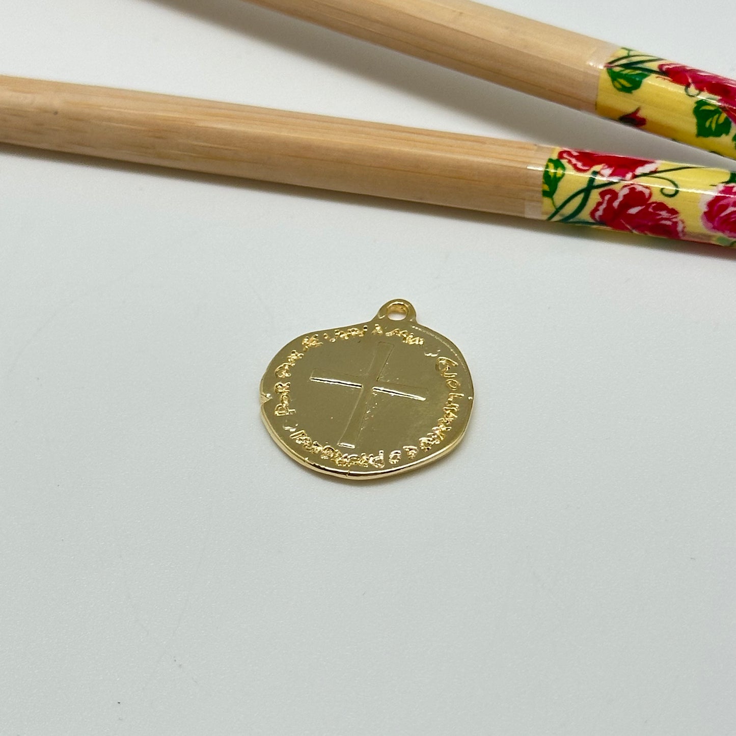 FO1033 Colgante medalla Cruz en relieve con inscripción borde irregular doble faz 18 x 20 mm mas argollita Figura Baño Oro